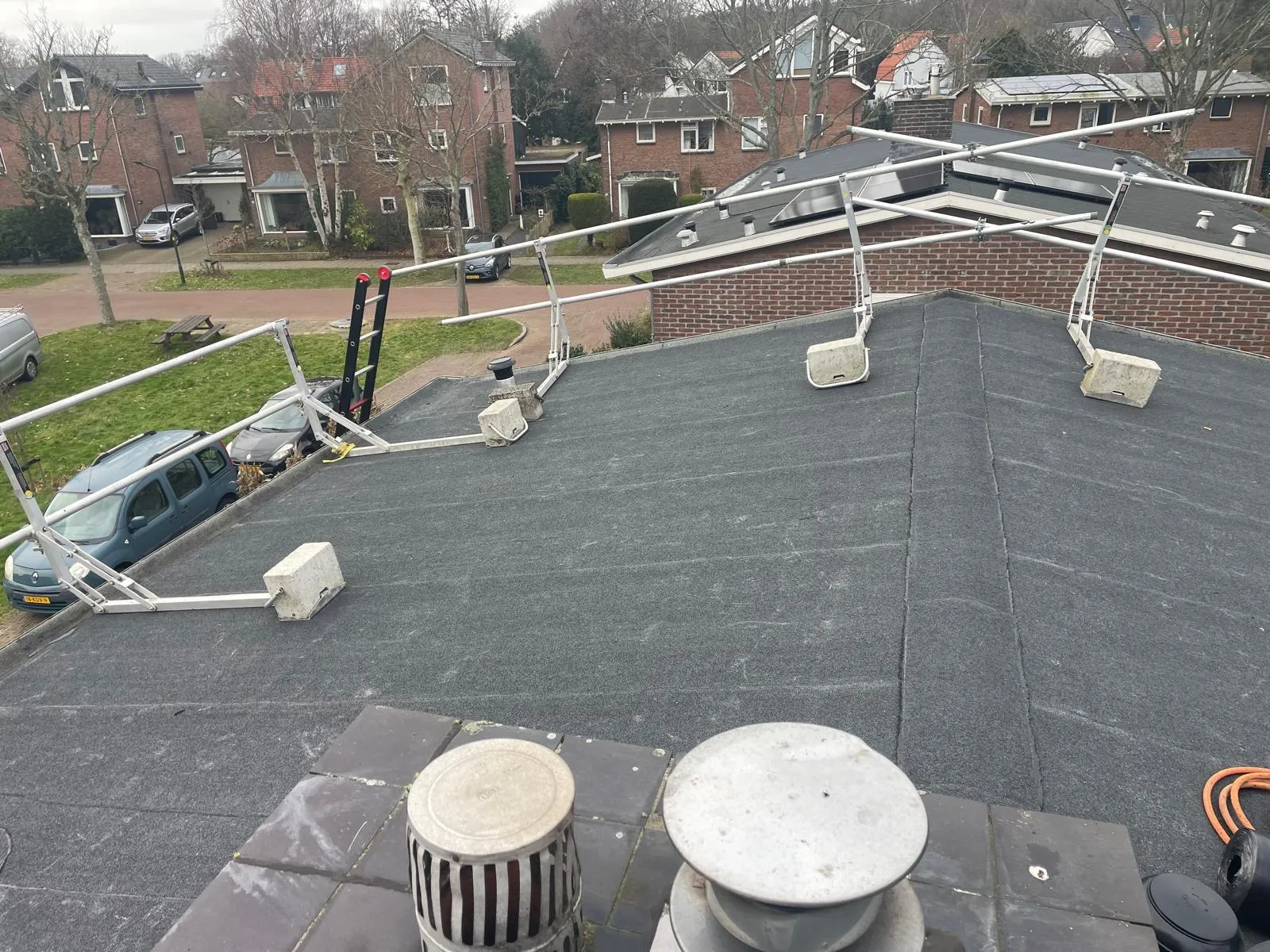 Bitumen daklaag overlaagd op een hellend dak in Heiloo met valbeveiliging door NH Dakwerken